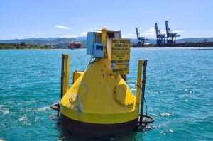 molluSCAN-eye®-Boje im Hafen von Koper, Slowenien, mit den Hafenkränen im Hintergrund